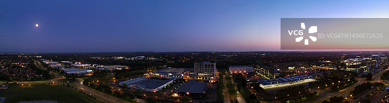 夜晚，英国米尔顿凯恩斯格拉夫顿门，灯火通明的建筑物高角度夜景图片素材