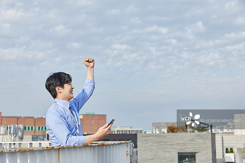 20多岁的年轻男子，商业成功图片素材