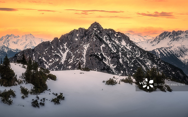 日落时雪山映衬天空的美景，奥地利的阿肯基尔奇图片素材