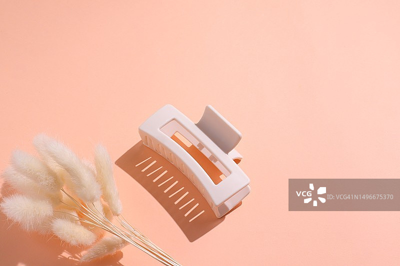 西班牙橙色背景下的化妆刷特写图片素材