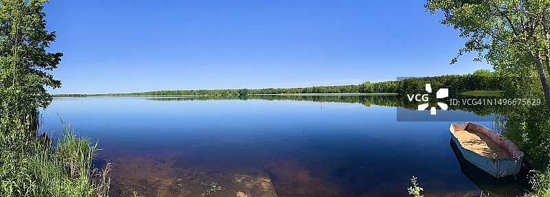 波兰清澈蓝天下湖泊的风景图片素材