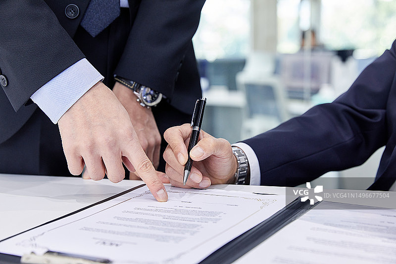 商务办公室签署谅解备忘录合同图片素材