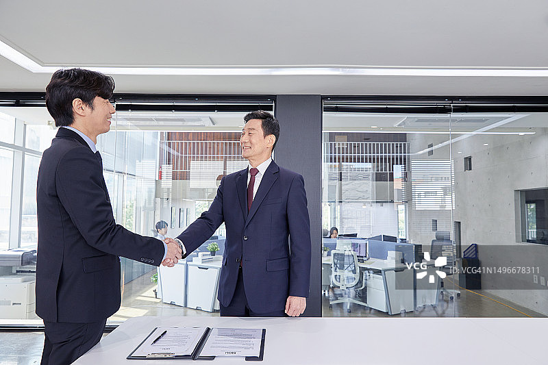 男人，商务，办公室，握手，合作，信任，微笑图片素材