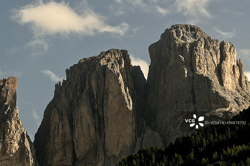 意大利坎皮泰洛迪法萨在天空下岩石构造的仰视角度图片素材