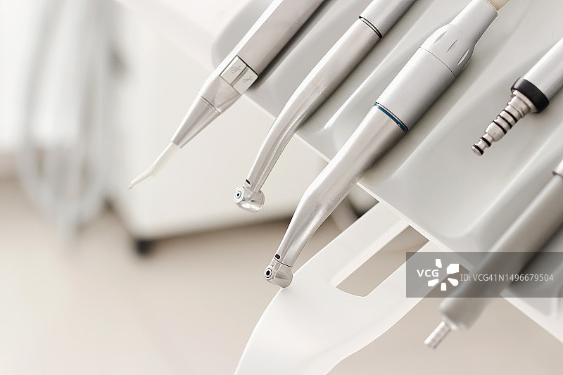 桌子上牙科设备的高角度视图图片素材