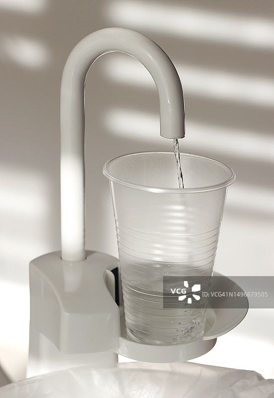 桌上玻璃杯中的水特写镜头图片素材