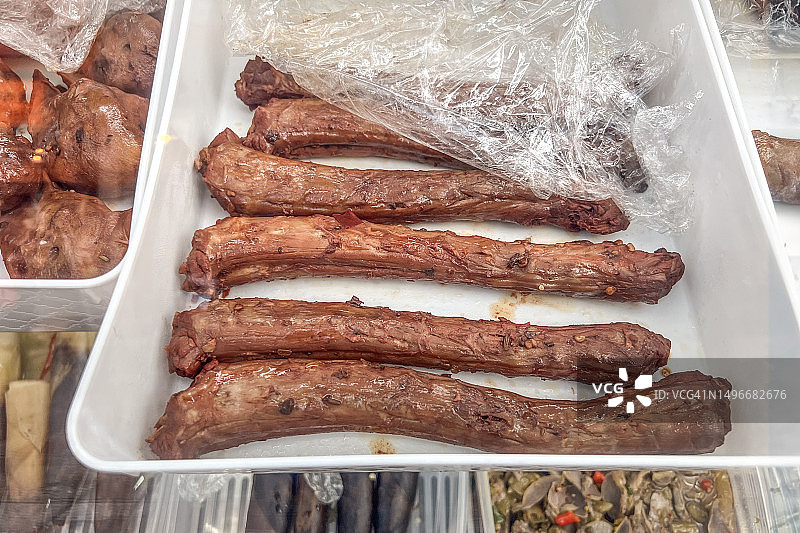 在横滨市场出售的武汉麻辣鸭脖图片素材