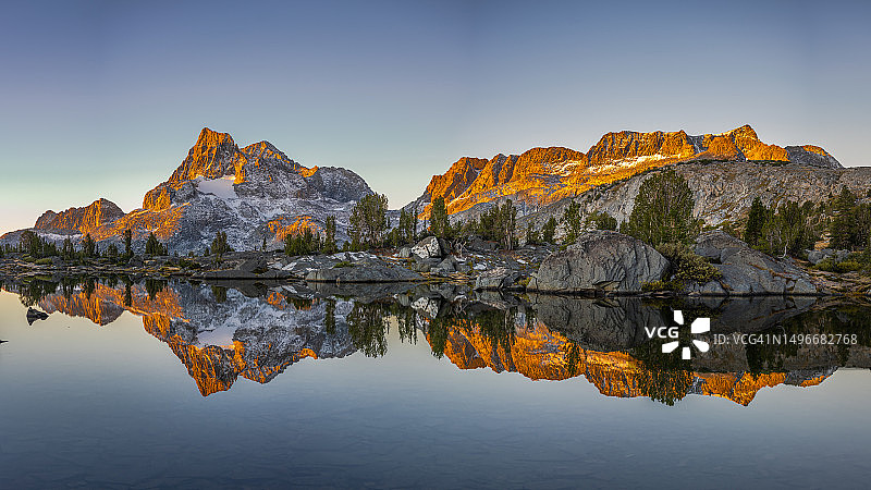 日落时分，美国加利福尼亚州内华达山脉湖泊的壮丽景色图片素材