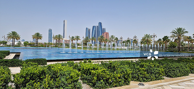 阿拉伯联合酋长国阿布扎比的晴朗天空下的海景图片素材