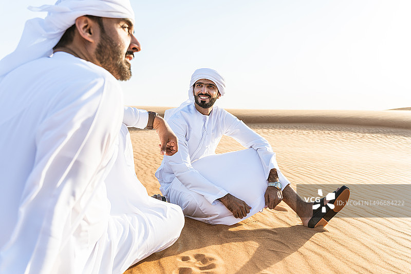 在沙漠中交谈的年长的阿拉伯男人图片素材