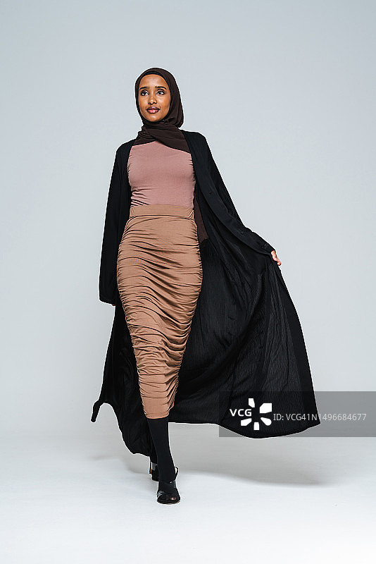 穿着传统服装站在灰色背景前的阿拉伯联合酋长国妇女肖像图片素材