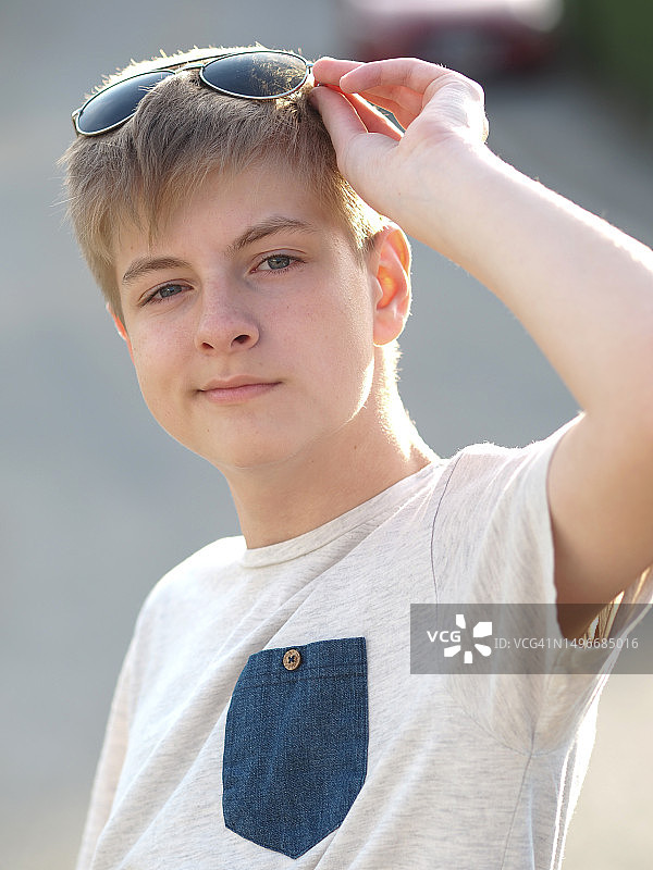 站在户外的男孩肖像，德国巴伐利亚州加尔哈姆图片素材