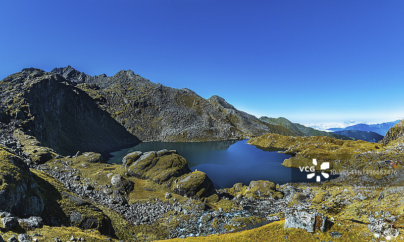 尼泊尔戈西昆达拉苏瓦的湖泊和山脉美景图片素材
