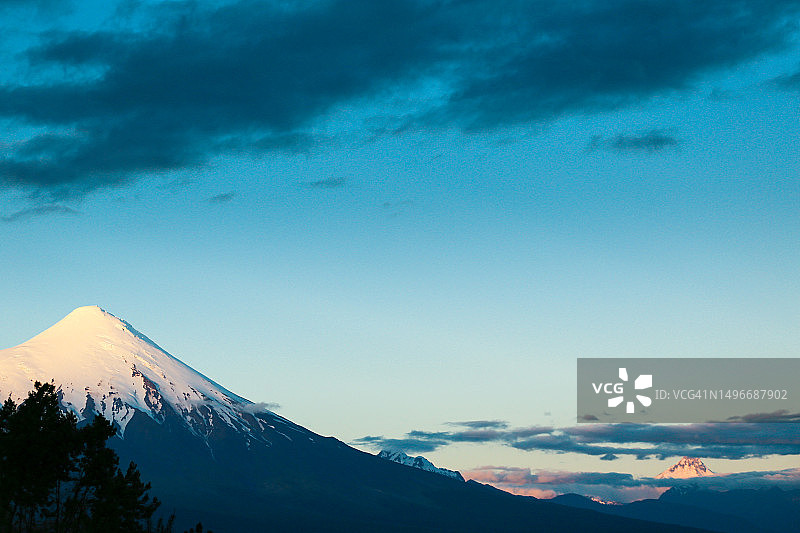 智利恩塞纳达雪山日落美景图片素材