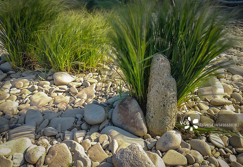 高角度拍摄乌克兰外喀尔巴阡海滩上的石头图片素材