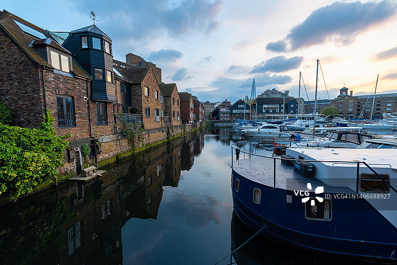英国伦敦港口停泊的船只景色图片素材