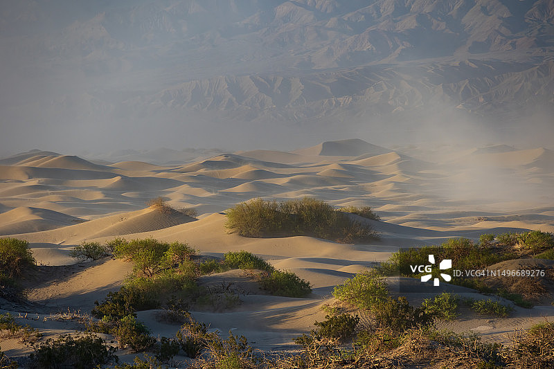 沙漠映衬天空的美景图片素材