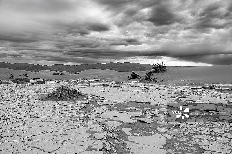 白雪覆盖的大地映衬着天空的美景图片素材
