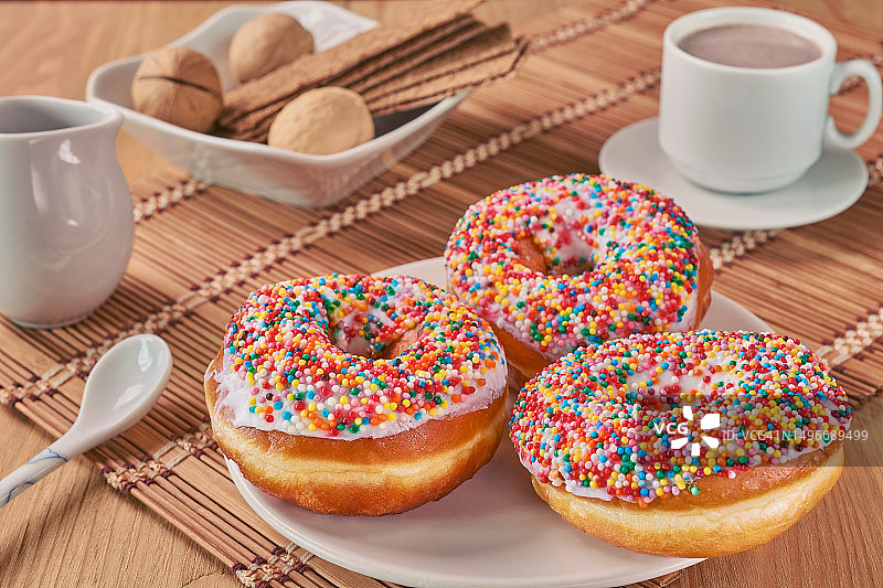 白俄罗斯：盘中甜甜圈的高角度视图图片素材