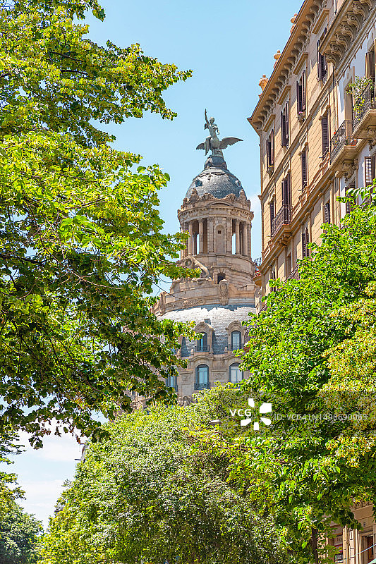 巴塞罗那格拉西亚大道上的雄伟建筑图片素材