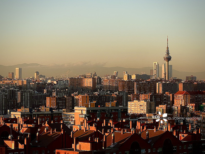 西班牙马德里日落时分的城市建筑鸟瞰图图片素材