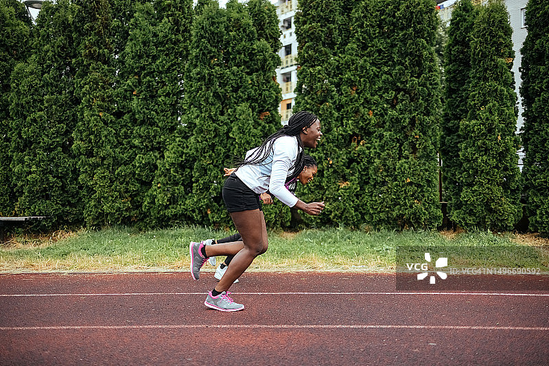 体育场跑道上的跑步者图片素材