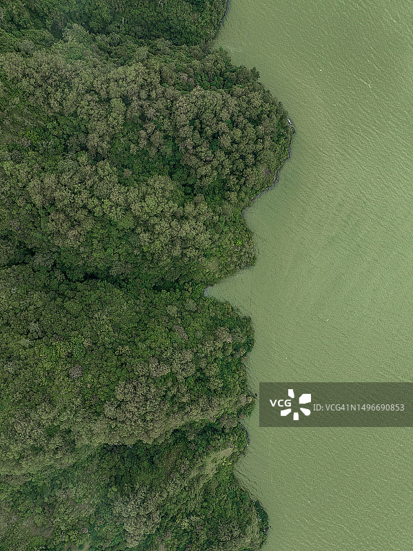 显示印度尼西亚巴厘岛巴图尔湖边缘悬崖的无人机视角图片素材