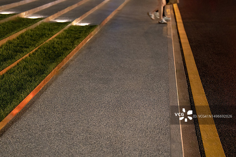 女人夜晚走下台阶图片素材