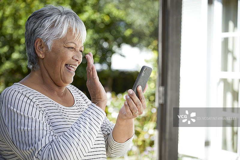 年长的妇女与家人进行视频通话图片素材