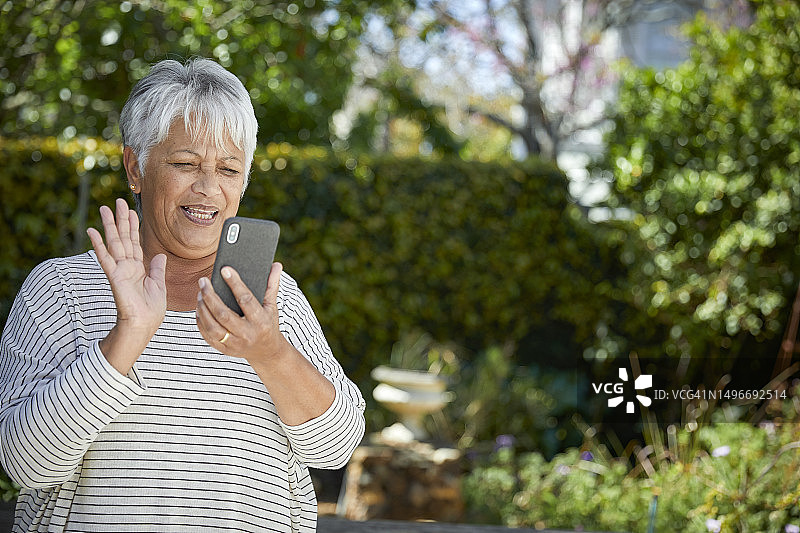 年长的妇女与家人进行视频通话图片素材