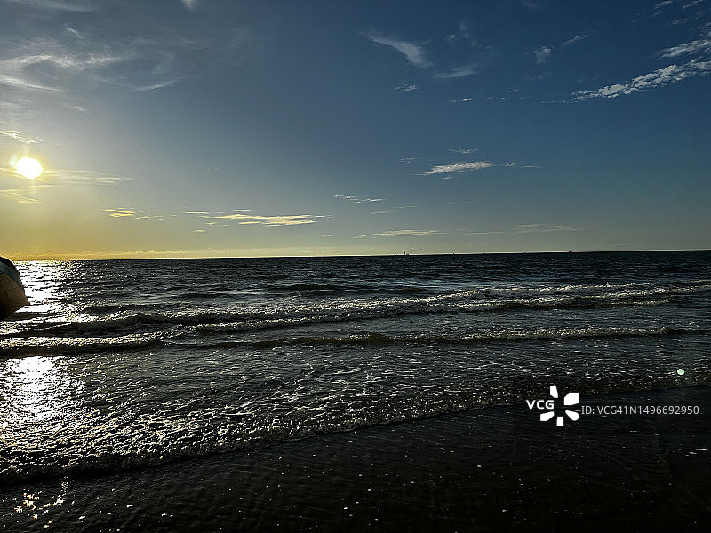 马来西亚砂拉越州美里市海边日落美景图片素材