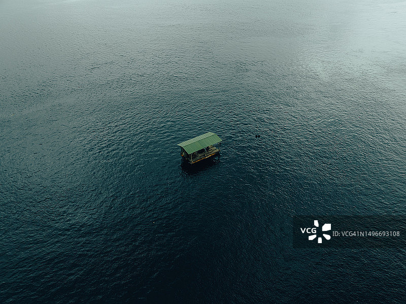 从空中拍摄的漂浮在印度洋上的渔棚，印度尼西亚巴厘岛图片素材