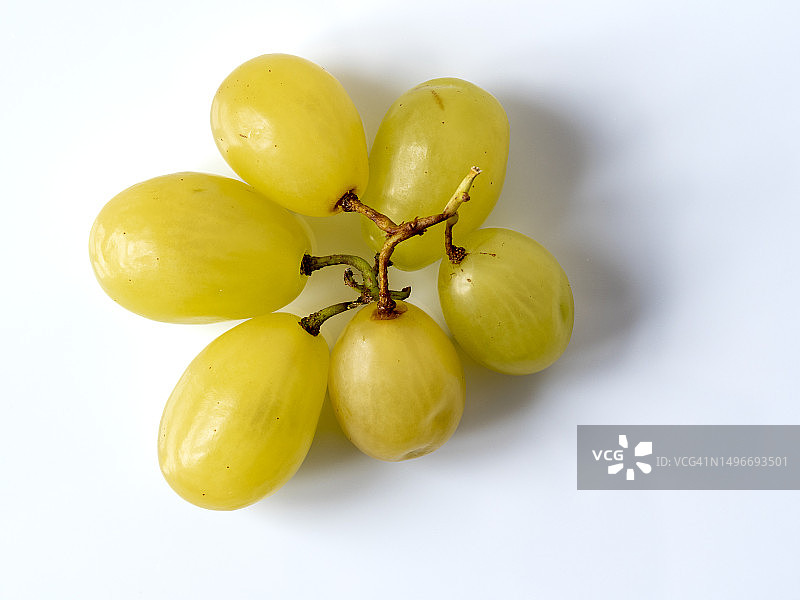 白色背景上的新鲜白葡萄的全画幅图像图片素材