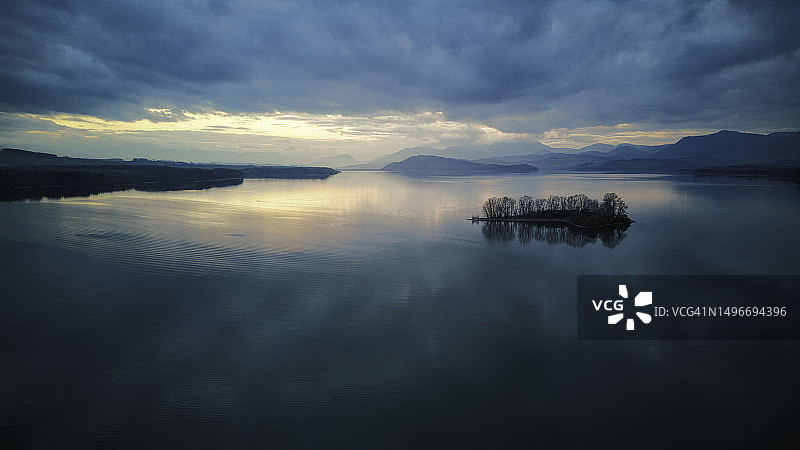 日落时分斯洛伐克的湖泊风光图片素材