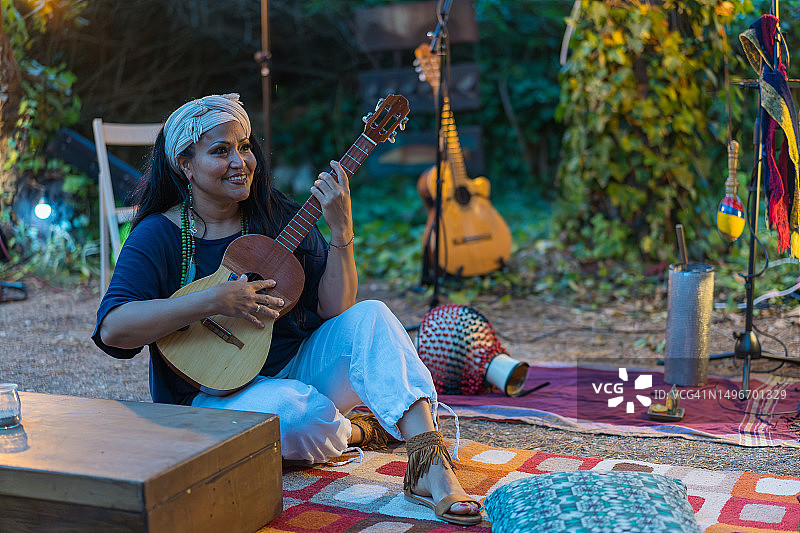街头女音乐人弹吉他图片素材