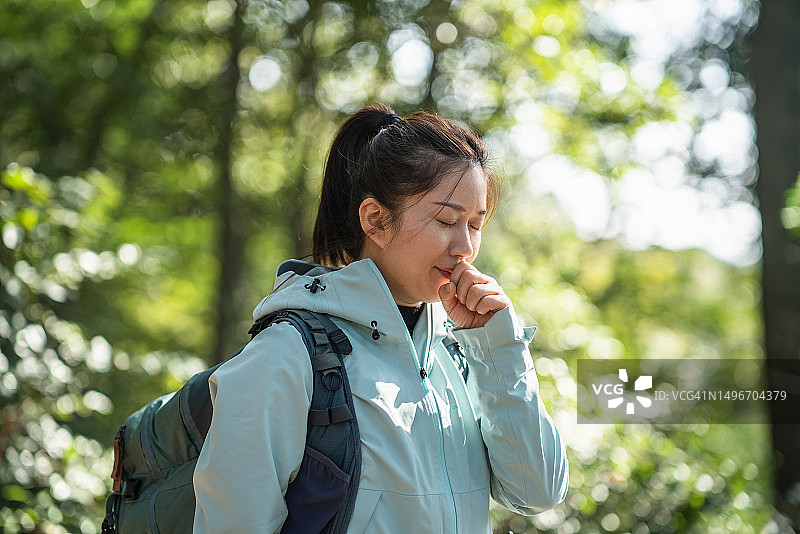 在森林里咳嗽的女人图片素材