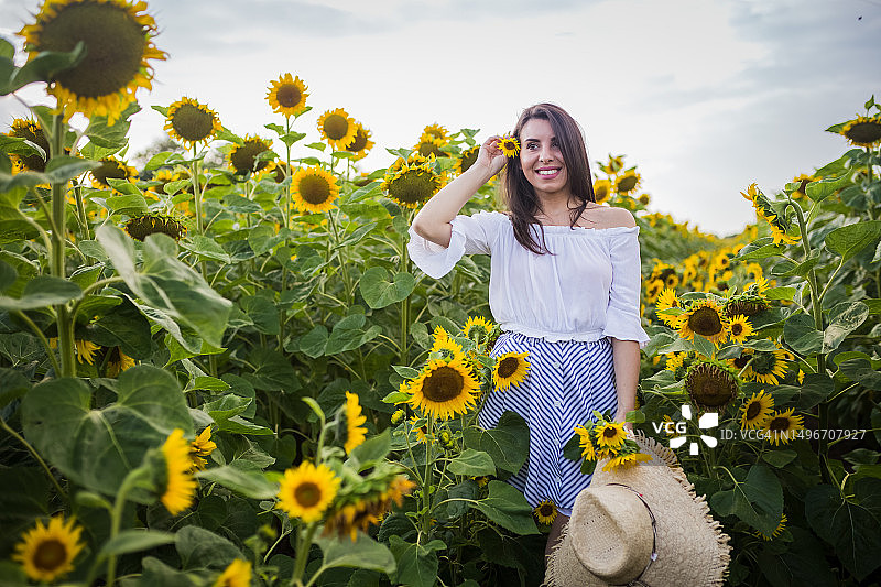 在向日葵田里的女人图片素材