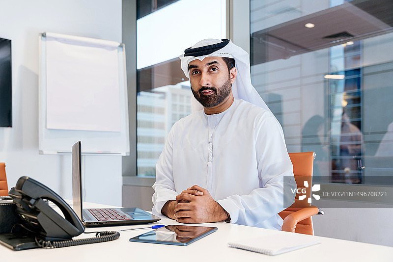 办公室里自信的男商人肖像图片素材