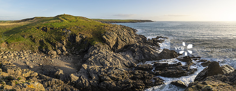 巴克洛迪亚德-伊-高雷斯海岬上的新石器时代石室，位于北威尔士安格尔西岛图片素材