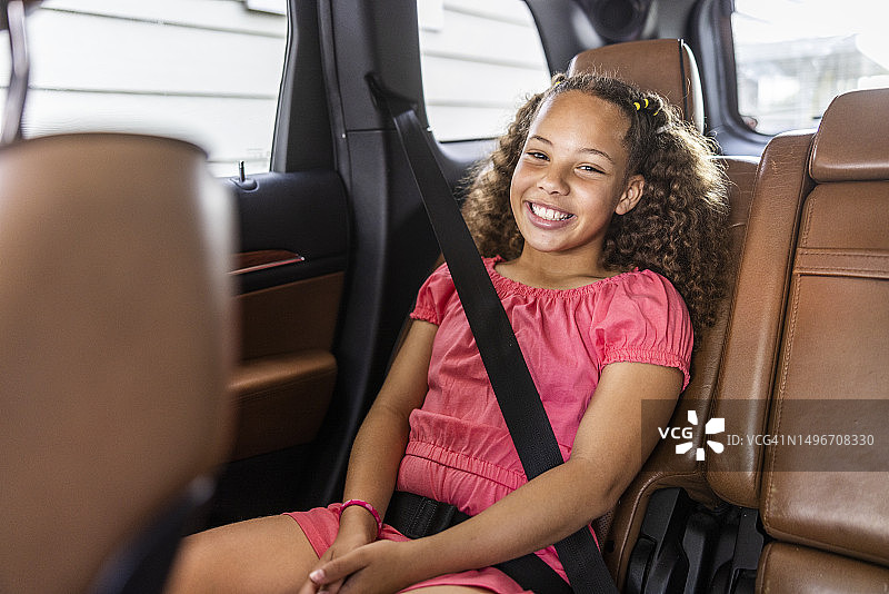 坐在汽车后座上的年轻女孩图片素材