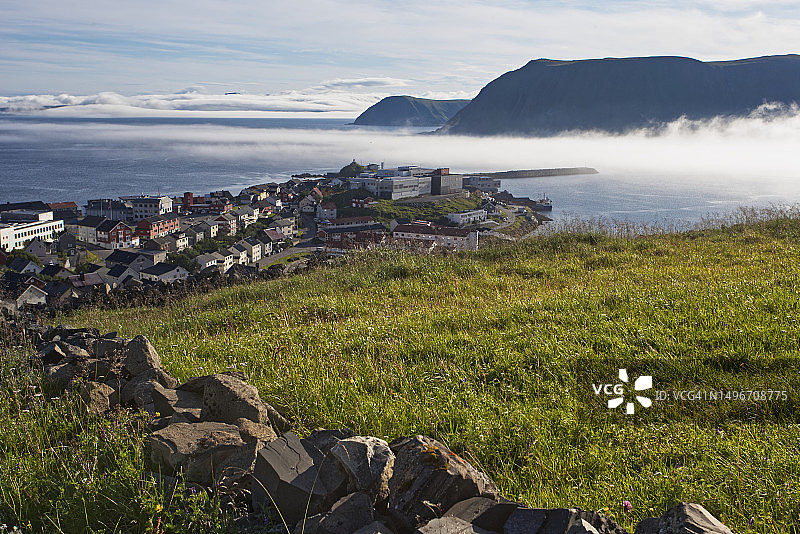 挪威建筑旁海景风光图片素材