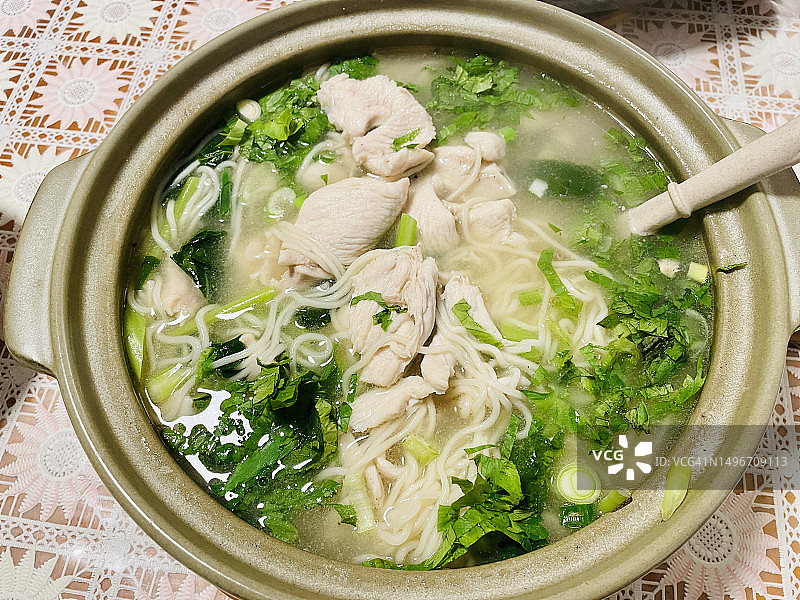 碗中盛有汤的桌面俯视图，澳大利亚新南威尔士州圣克莱尔图片素材