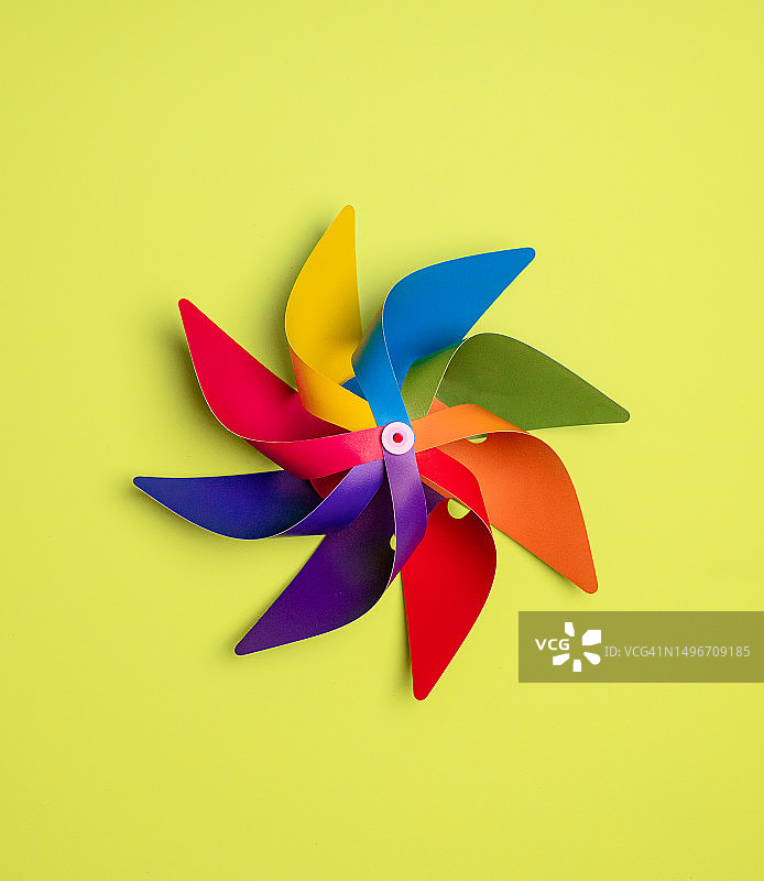 彩色风车玩具特写，黄色背景图片素材