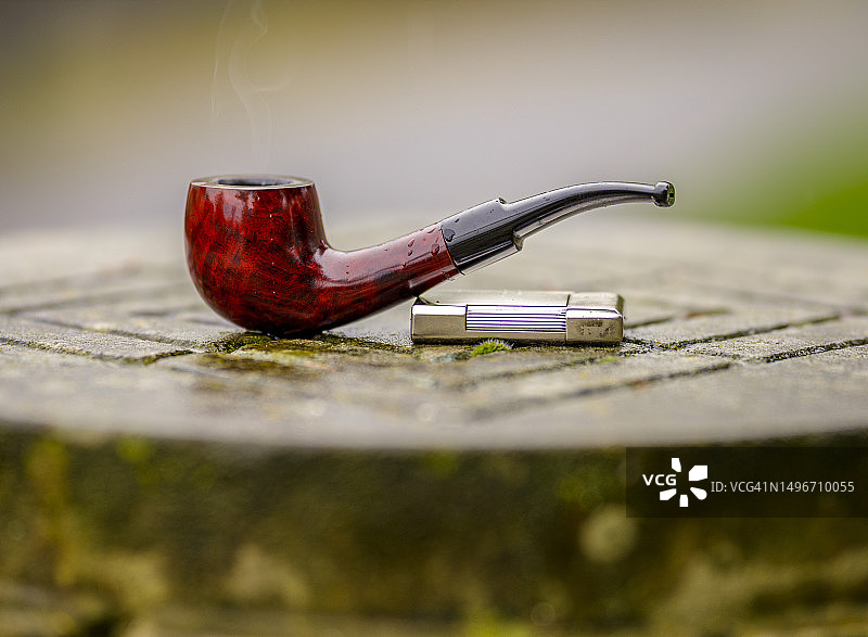 木头上的打火机特写图片素材