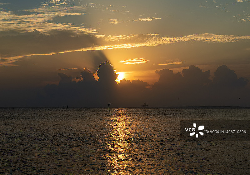 日落时大海对着天空的美景图片素材