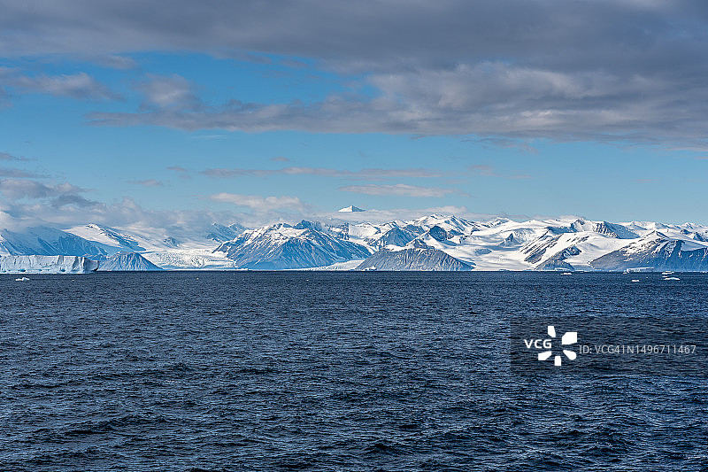 南极洲罗伯逊湾雪山海景图片素材