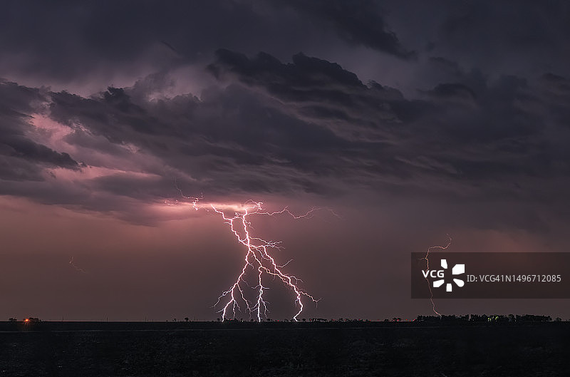 夜晚内布拉斯加州林肯市天空中闪电的低角度景观，美国图片素材