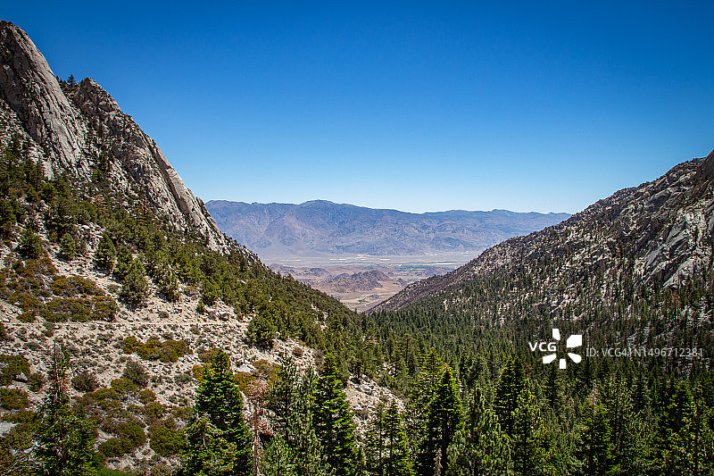 美国加州惠特尼山的壮丽山景，晴朗蓝天图片素材