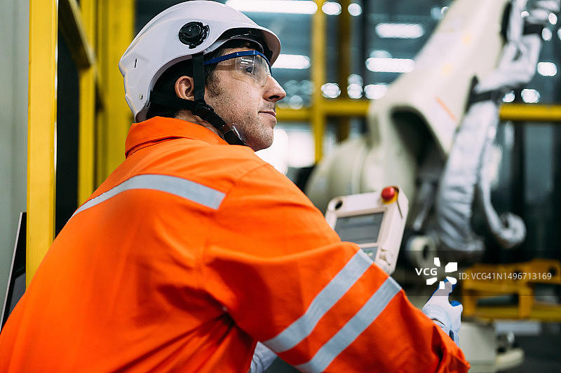 男人穿着防护工作服在工厂工作图片素材