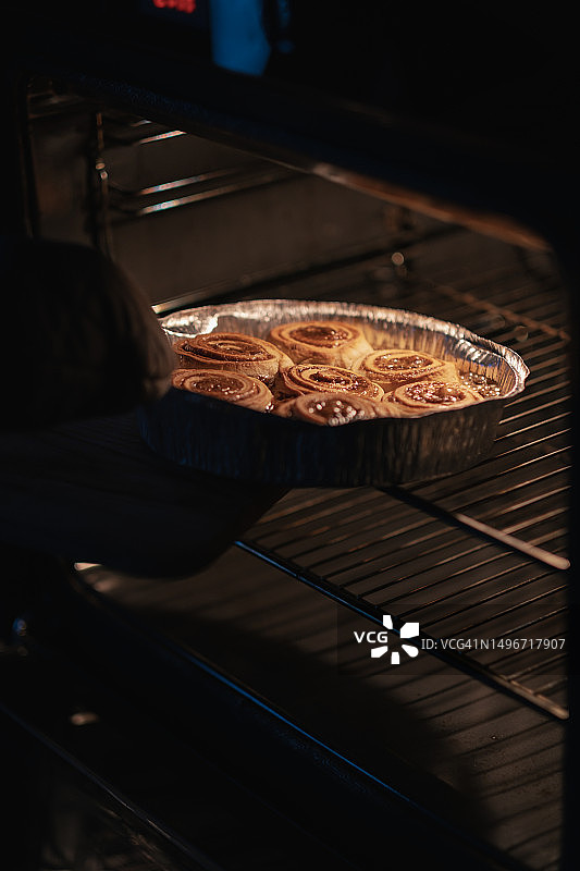 准备烹饪肉桂卷，烤箱里的肉桂卷图片素材